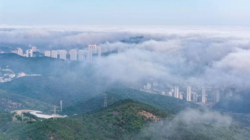 大连星海湾现“云端仙境”奇观