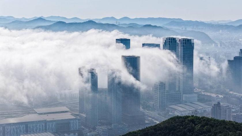 大连星海湾现“云端仙境”奇观