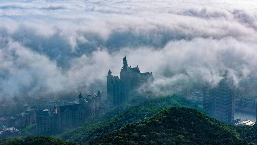 大连星海湾现“云端仙境”奇观