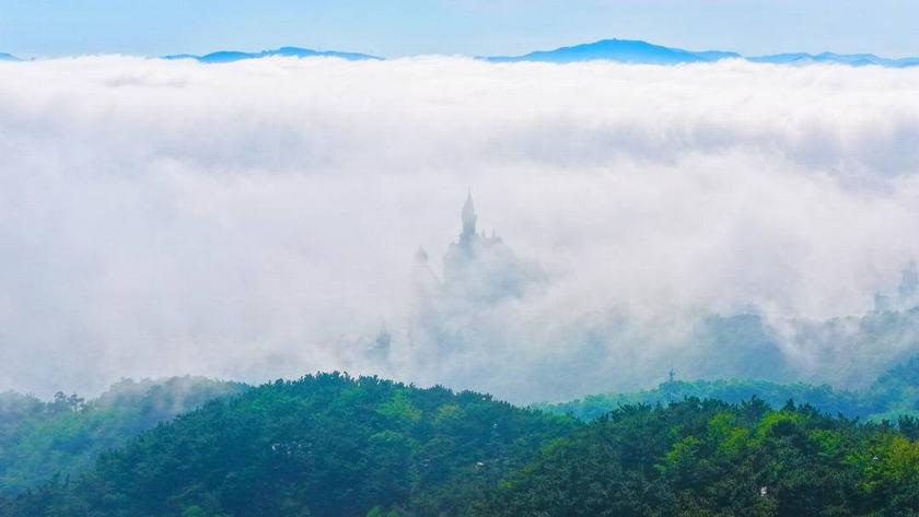 大连星海湾现“云端仙境”奇观