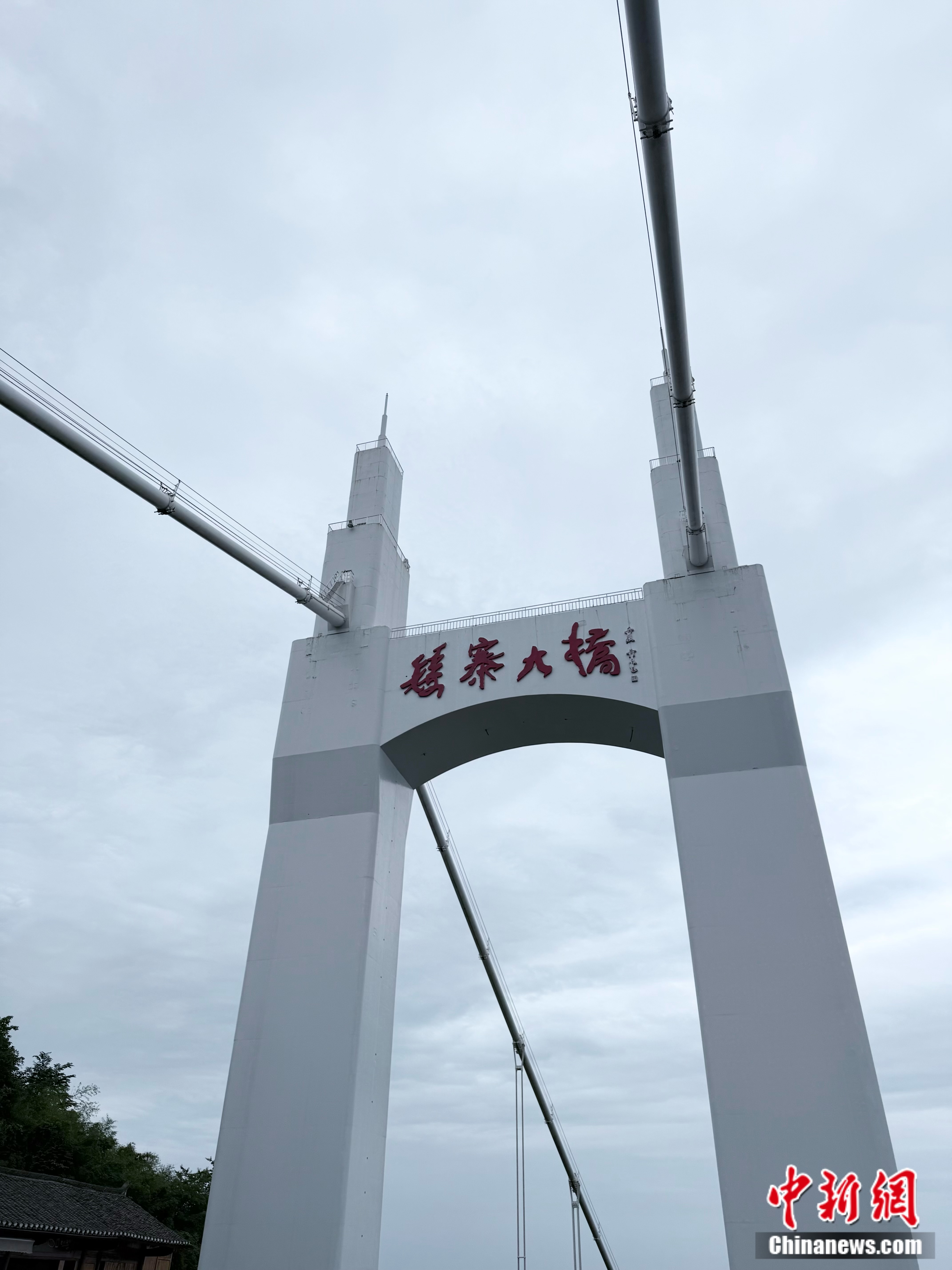 凌空漫步赏奇观 矮寨大桥打造“云端惊险之旅”