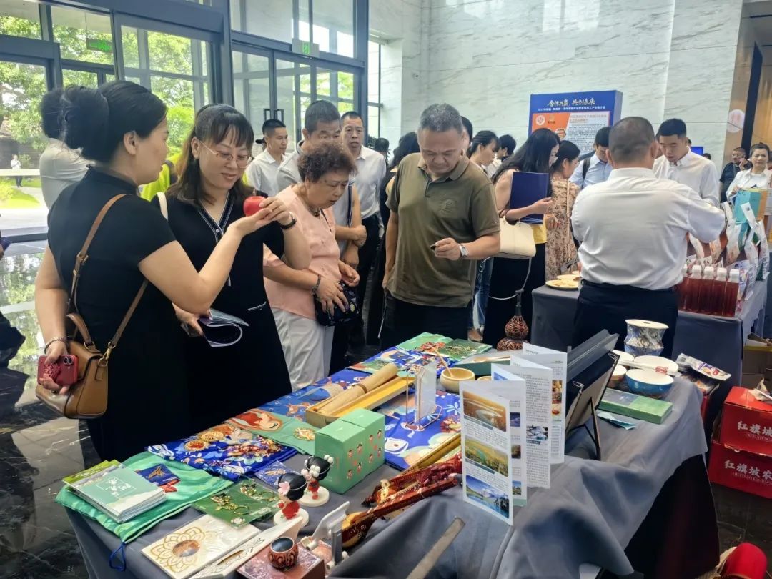 阿克苏特色文创产品亮相漳州