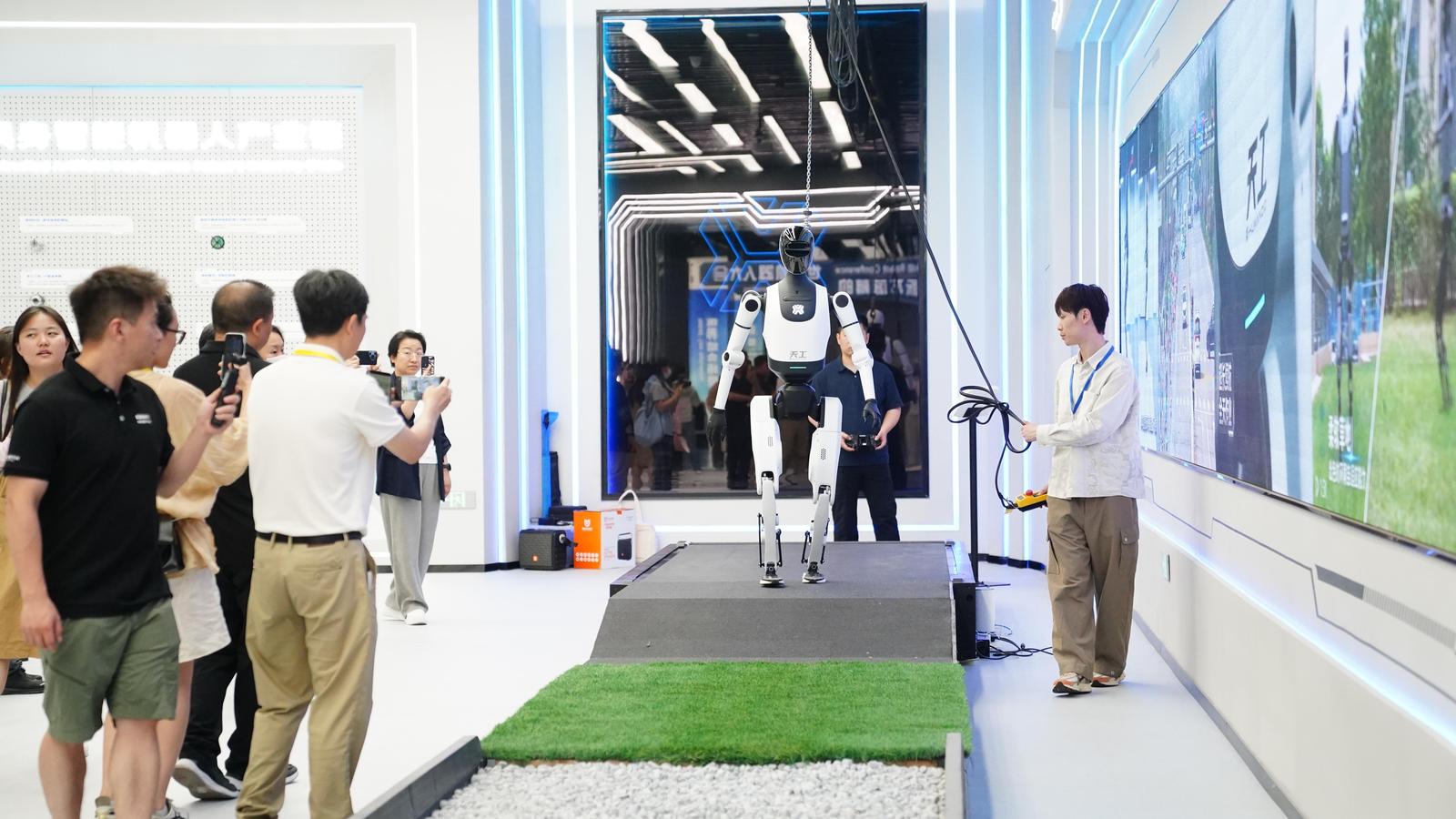 活力中国调研行丨在北京,机器人“闯”出大世界 活力中国调研行丨在北京,机器人“闯”出大世界