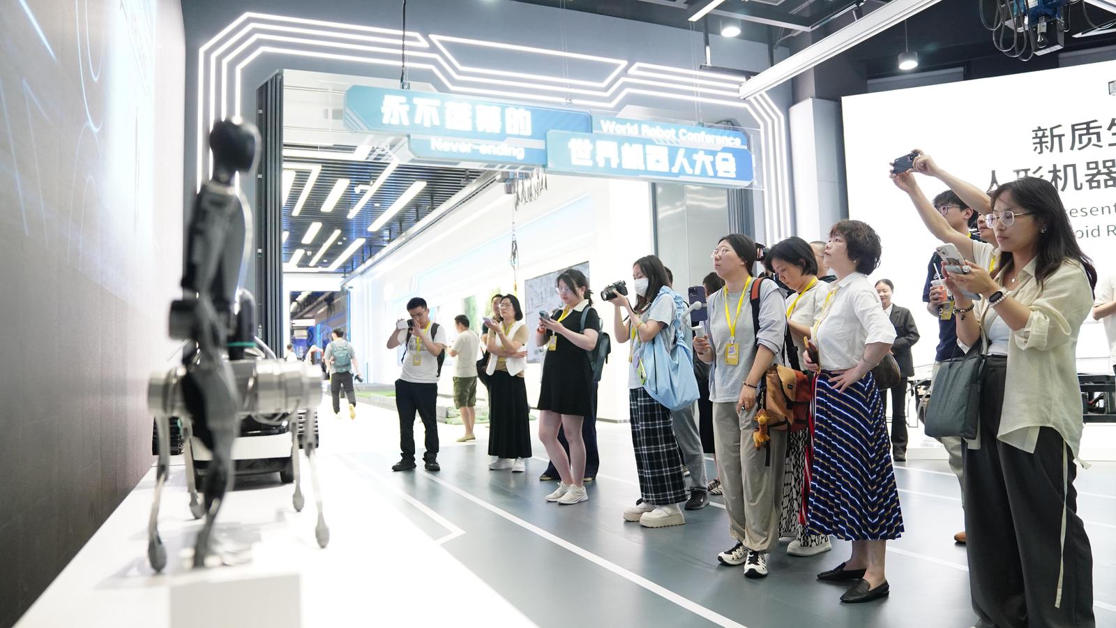 活力中国调研行丨在北京,机器人“闯”出大世界 活力中国调研行丨在北京,机器人“闯”出大世界