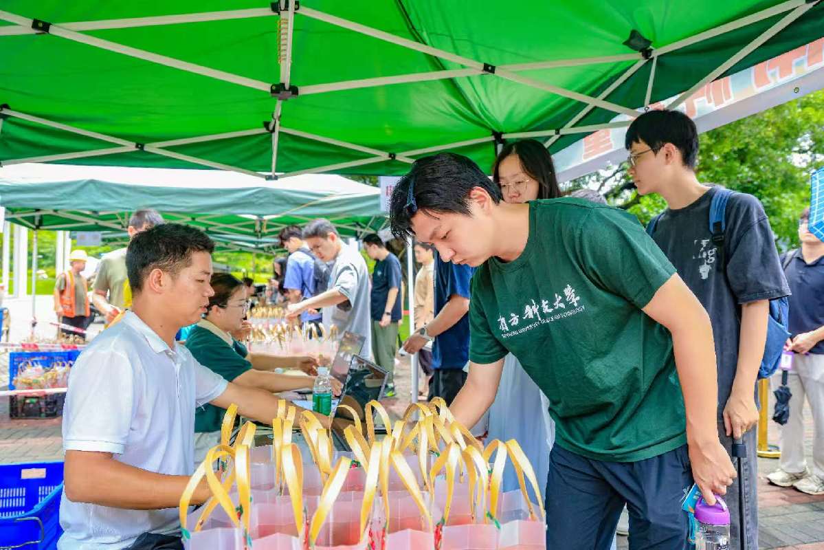 圳在看校园:南方科技大学将8万斤荔枝派发师生 圳在看校园:南方科技大学将8万斤荔枝派发师生