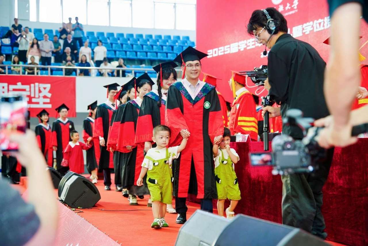 中南民族大学举行2025届学生毕业典礼暨学位授予仪式