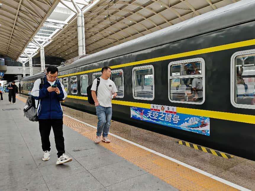 新开通“天空之镜号”旅游专列火车直达茶卡盐湖景区