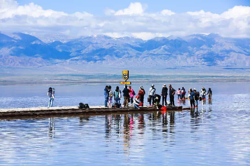新开通“天空之镜号”旅游专列火车直达茶卡盐湖景区