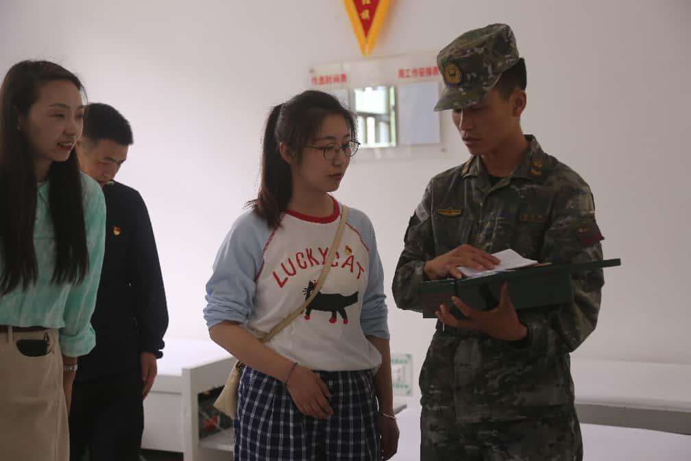 重温入党誓词铸忠诚 共叙军政情谊谋新篇