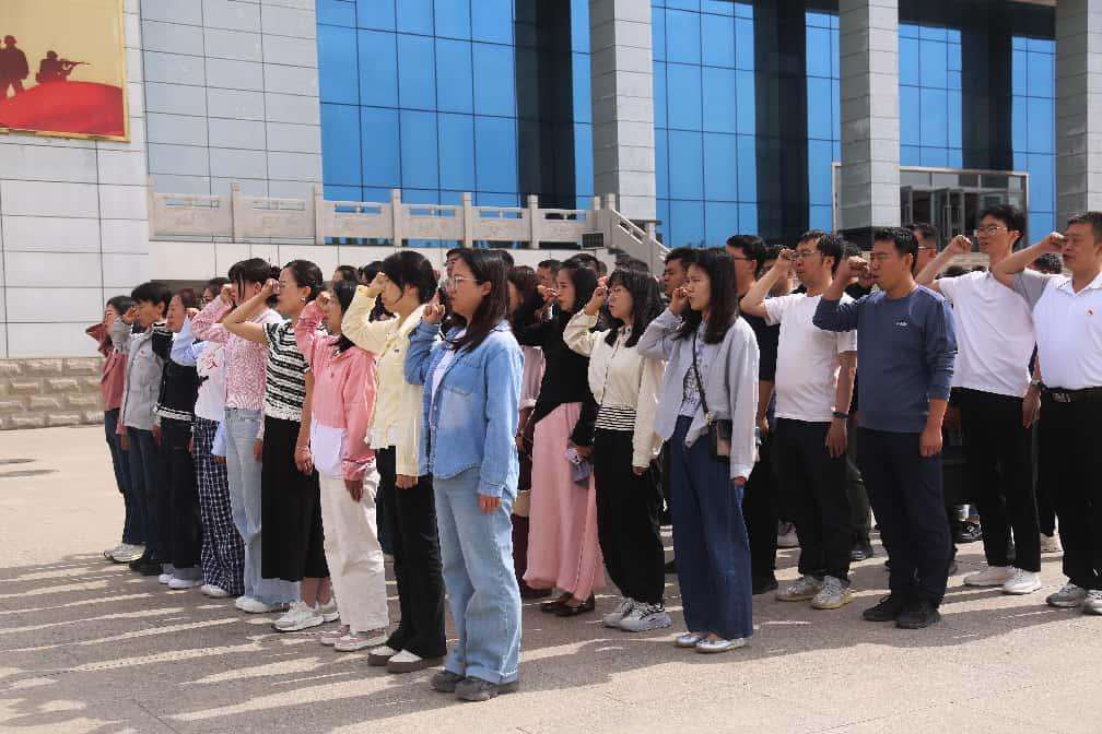 重温入党誓词铸忠诚 共叙军政情谊谋新篇