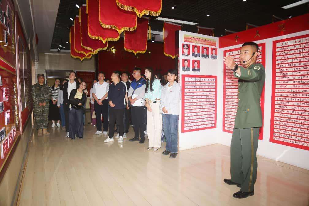 重温入党誓词铸忠诚 共叙军政情谊谋新篇