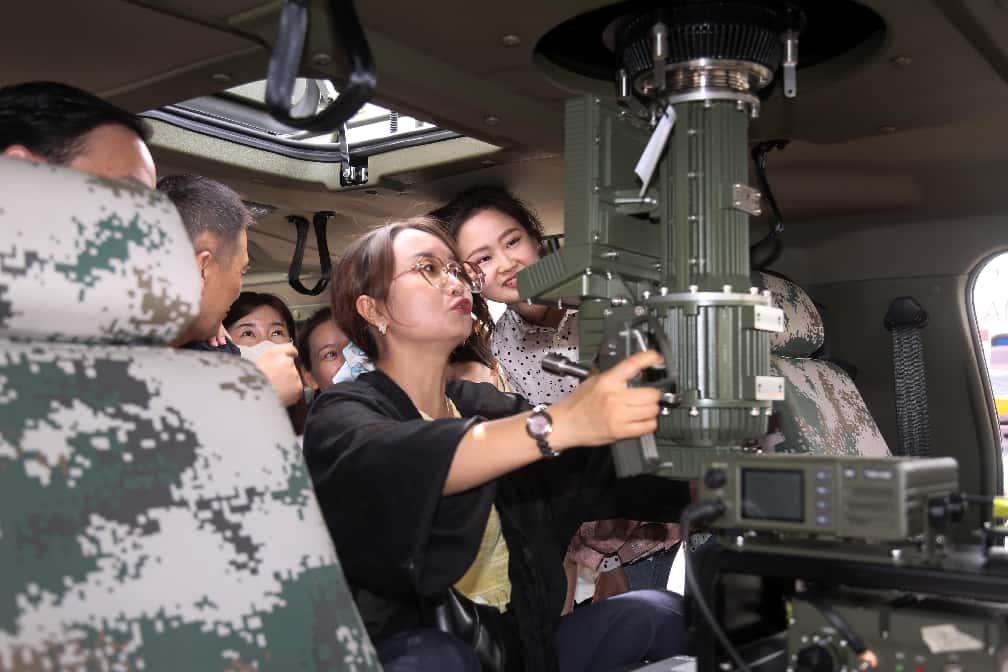 重温入党誓词铸忠诚 共叙军政情谊谋新篇