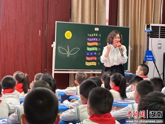 李学军在日常教学中，开发了一系列深受学生喜爱的传统活动。