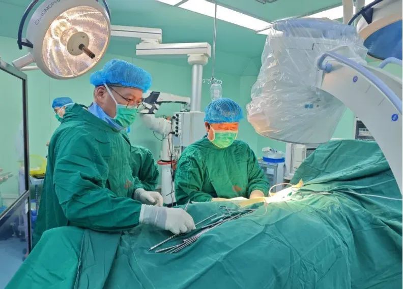 军总名医 | 深耕关节疾病领域33载，他用医术点亮患者新生