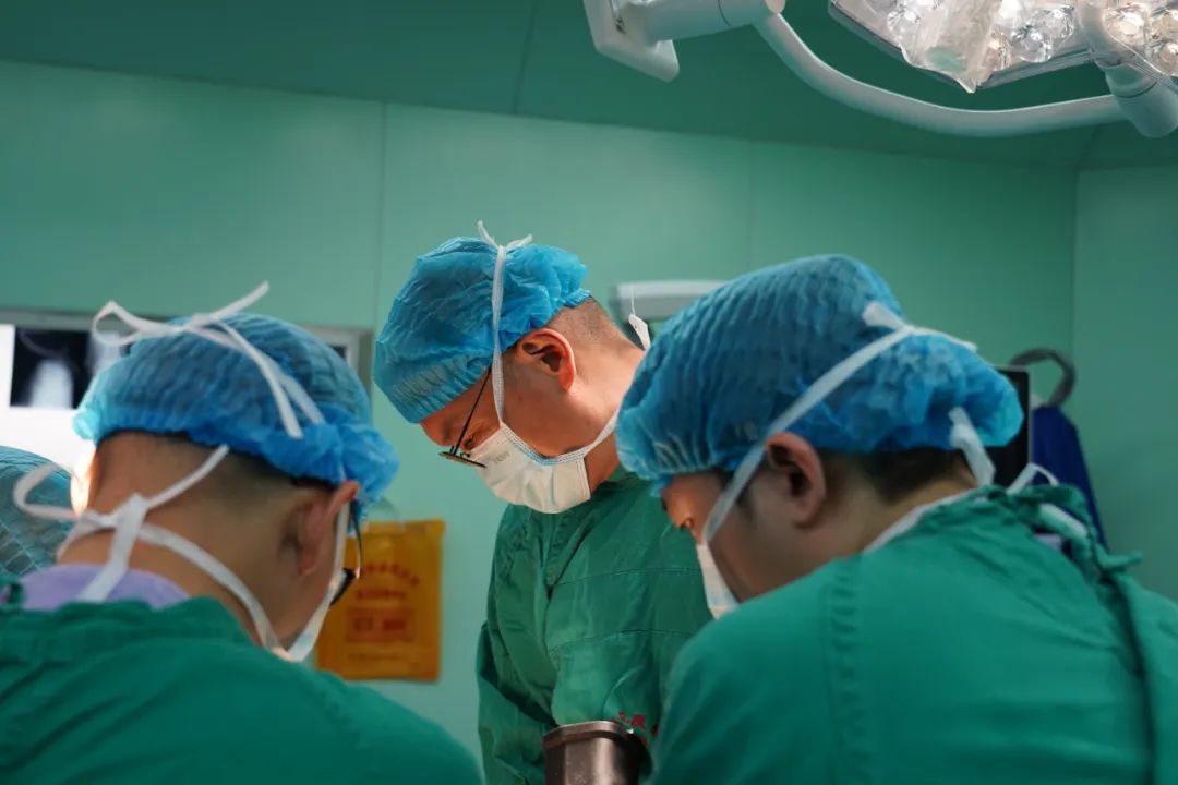 军总名医 | 深耕关节疾病领域33载，他用医术点亮患者新生