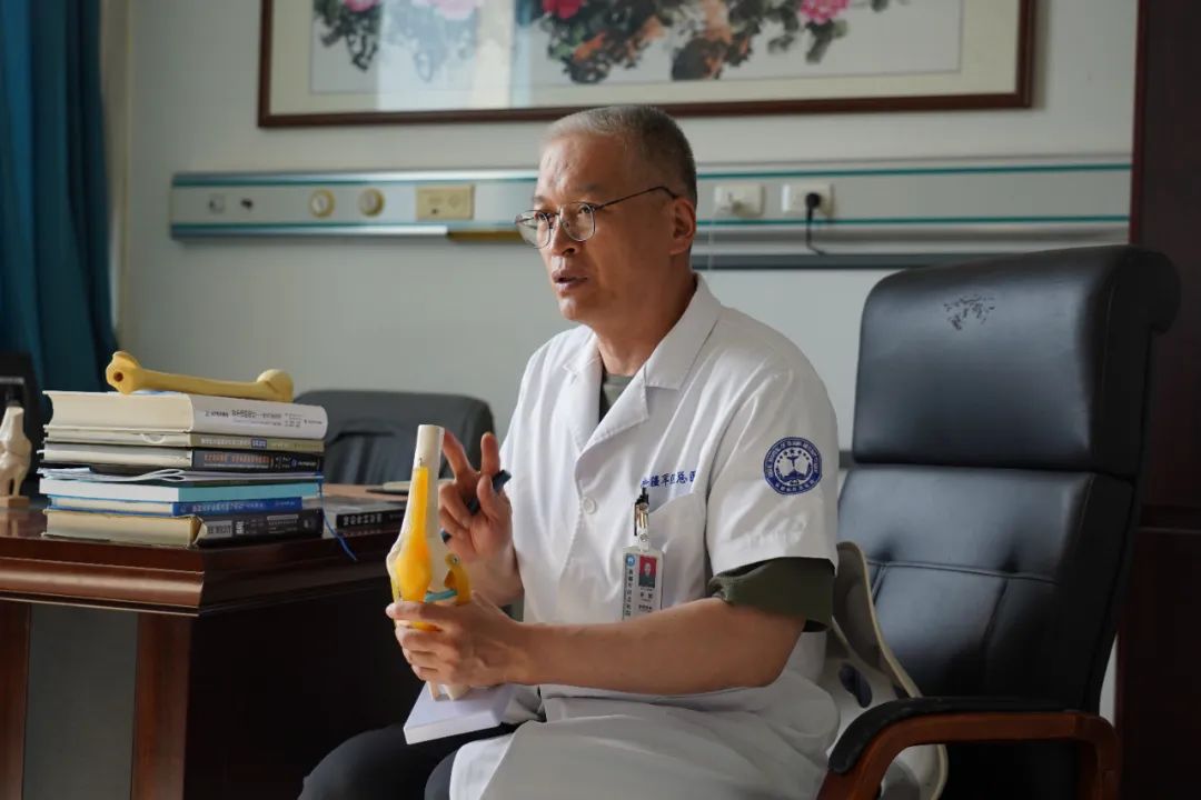 军总名医 | 深耕关节疾病领域33载，他用医术点亮患者新生