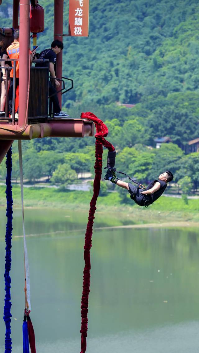 首届宝晶宫飞龙蹦极花式挑战赛引关注 首届宝晶宫飞龙蹦极花式挑战赛引关注
