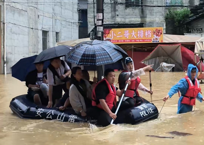 贵州榕江遭遇特大洪水 多方力量紧急驰援 公安紧急转移被困群众。武警贵州供图