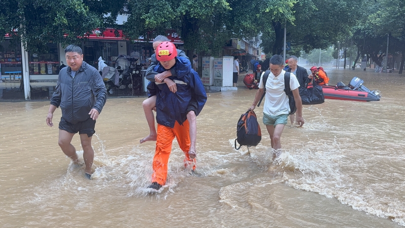 贵州榕江遭遇特大洪水 多方力量紧急驰援 消防连夜参与救援。贵州消防救援总队供图