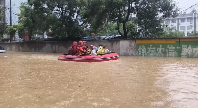 贵州榕江遭遇特大洪水 多方力量紧急驰援 消防用皮划艇转移被困群众。贵州消防救援总队供图