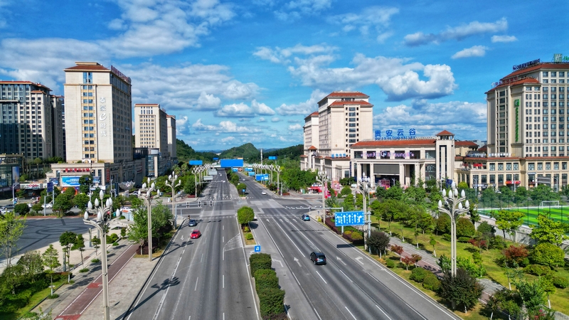 看国家级新区贵安“三年大变样” 俯瞰贵安综合保税区贵安云谷商圈街景一角。石照昌摄