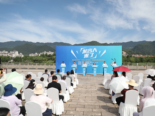 垫江县相关负责人正在发言中。王俊杰摄