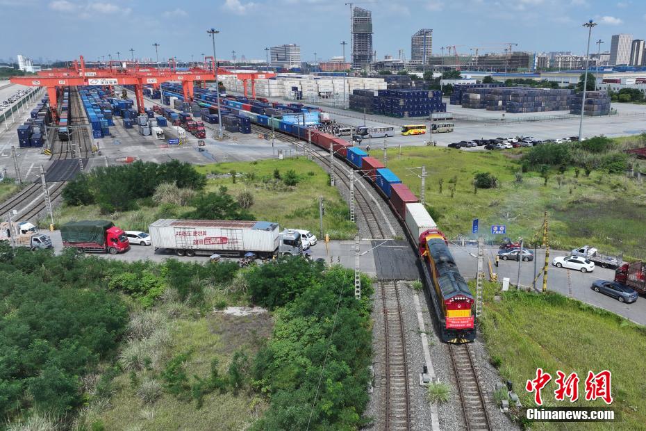 成都国际铁路港开通“蓉深港图定班列”