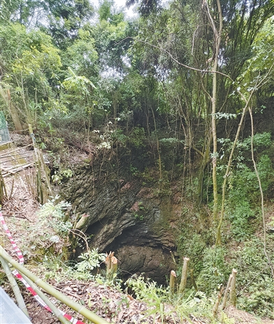 村民和养殖企业把溶洞当垃圾场