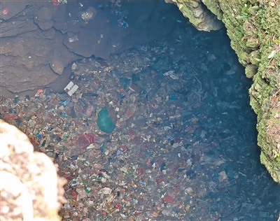 村民和养殖企业把溶洞当垃圾场