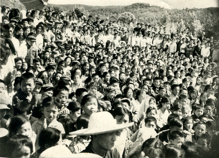 1976年剧团下乡演出引来万人观看