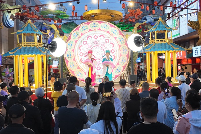 四平市仁兴里沉浸式文旅街区上演二人转表演。