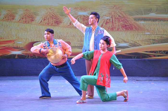 以保护黑土地为主题的二人转节目《五嫂请客》。