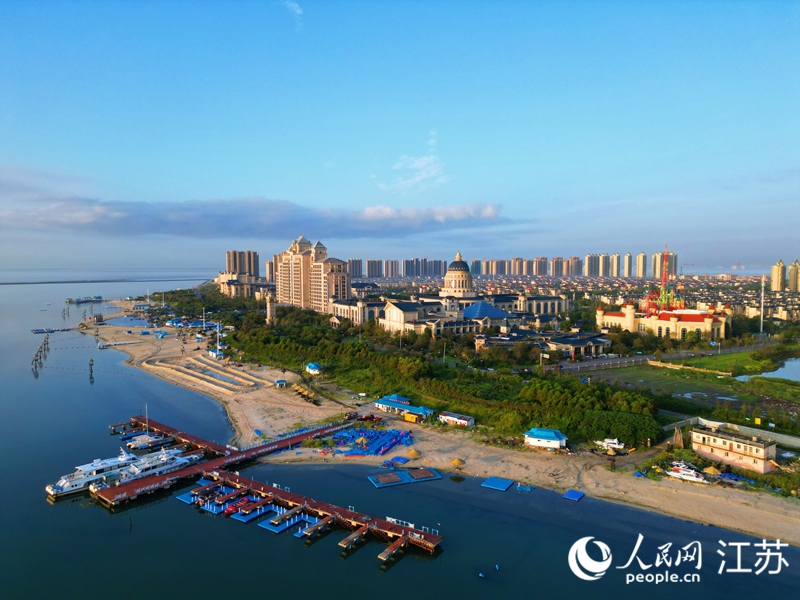 江苏启东,一座“追光”的城市 航拍启东碧海银沙景区。人民网记者 王继亮摄
