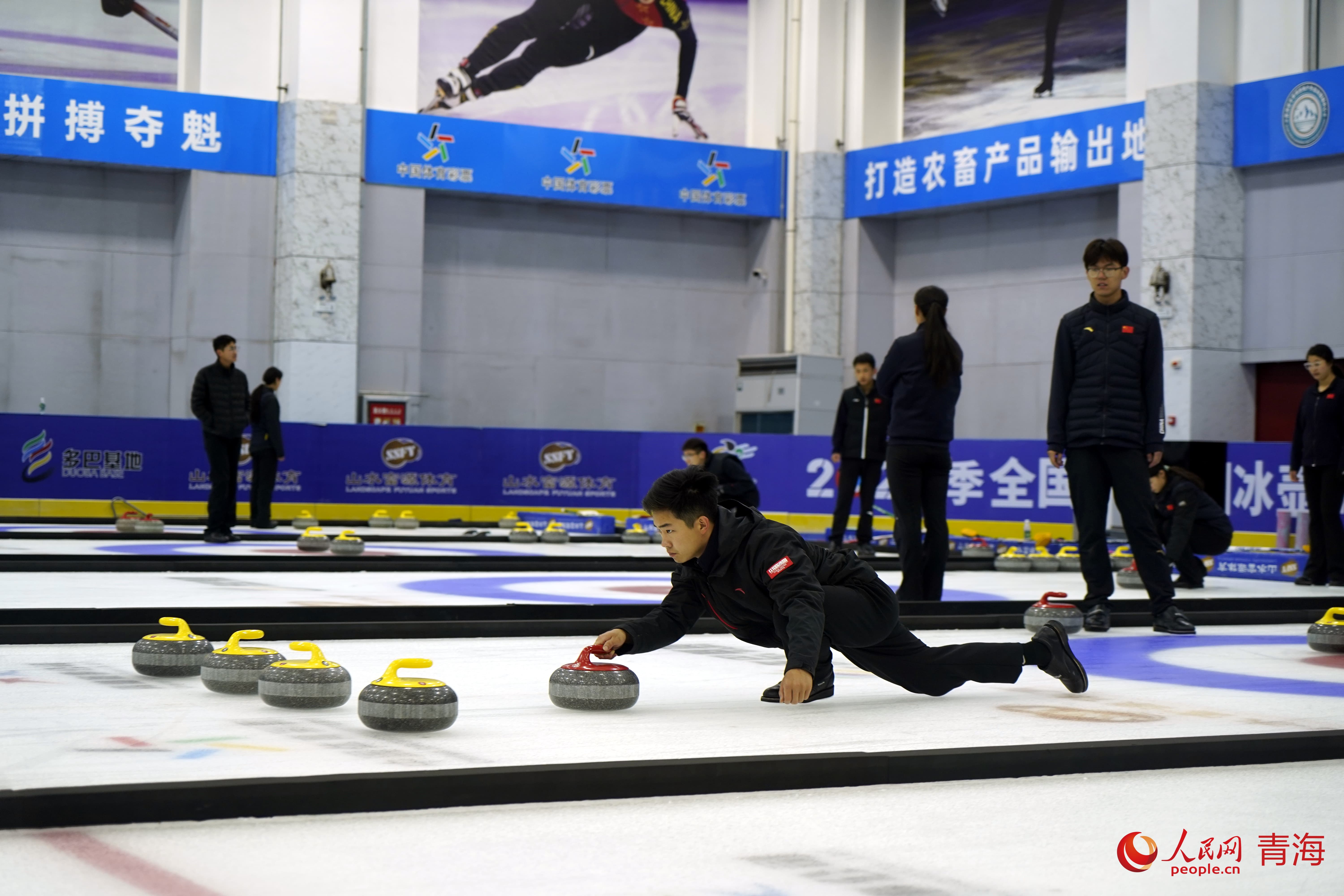 行进中国丨高原律动 从赛事IP到冰雪经济的全维绽放 运动员在冰壶馆训练。人民网 况玉摄