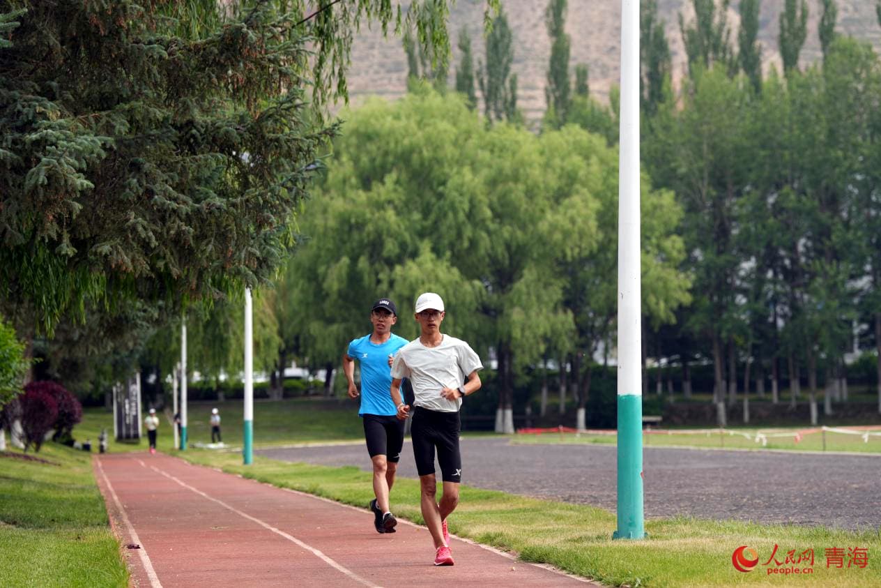 行进中国丨高原律动 从赛事IP到冰雪经济的全维绽放 运动员在基地内训练。人民网 马可欣摄