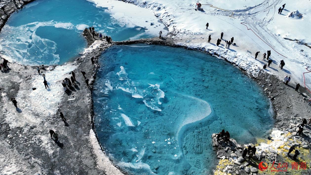 行进中国丨高原律动 从赛事IP到冰雪经济的全维绽放 岗什卡雪峰连心湖。人民网 况玉摄