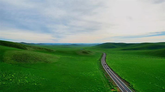 北疆行丨锡林郭勒草原:通向嘎查公路之变引发的深刻变化…… 西乌旗境内的99号公路。锡林郭勒盟委宣传部供图