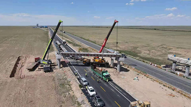 北疆行丨锡林郭勒草原:通向嘎查公路之变引发的深刻变化…… 建设中的二广高速。锡林郭勒盟委宣传部供图
