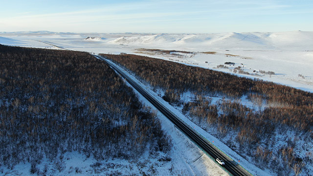 北疆行丨锡林郭勒草原:通向嘎查公路之变引发的深刻变化…… 冬日的G331国道。锡林郭勒盟委宣传部供图