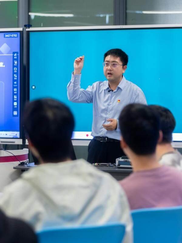 教学玩出新花样,深大的这位老师是认真的! 教学玩出新花样,深大的这位老师是认真的!