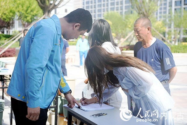 政企联动查隐患 安全宣传进万家 宣传安全知识。人民网记者 李睿摄