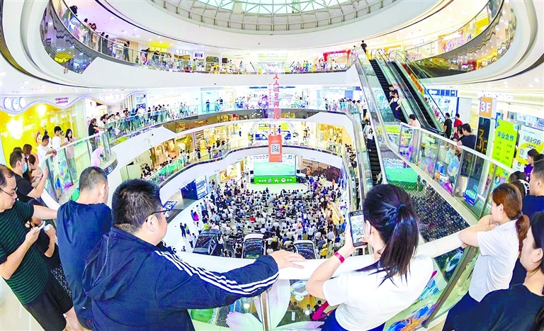 “苏超”激情点燃港城消费热情 “苏超”激情点燃港城消费热情