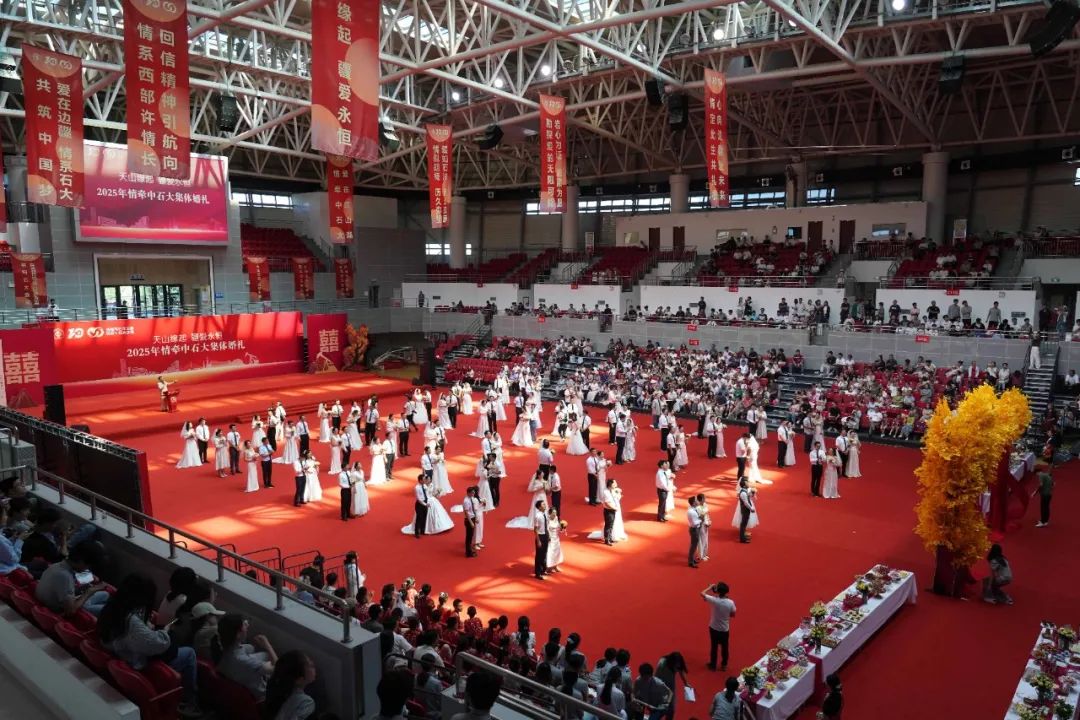 中国石油大学(北京)克拉玛依校区为选择在西部就业的毕业生代表举办集体婚礼