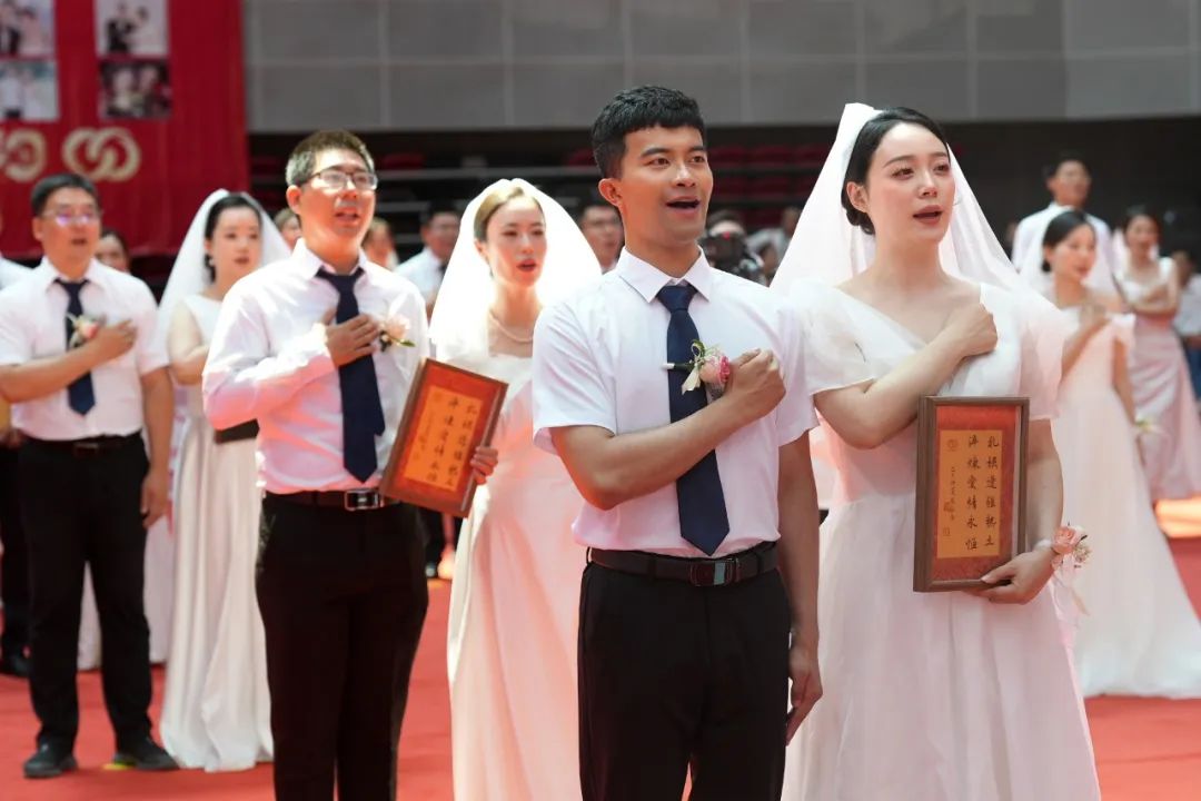 中国石油大学(北京)克拉玛依校区为选择在西部就业的毕业生代表举办集体婚礼 2.jpg