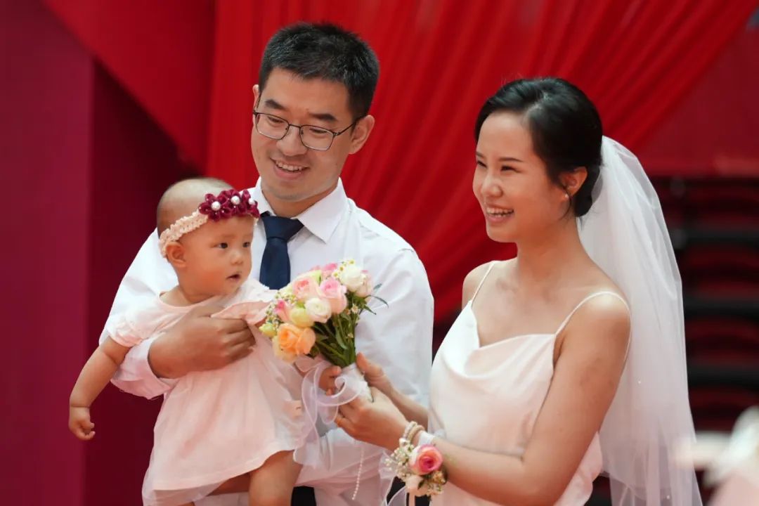 中国石油大学(北京)克拉玛依校区为选择在西部就业的毕业生代表举办集体婚礼 3.jpg