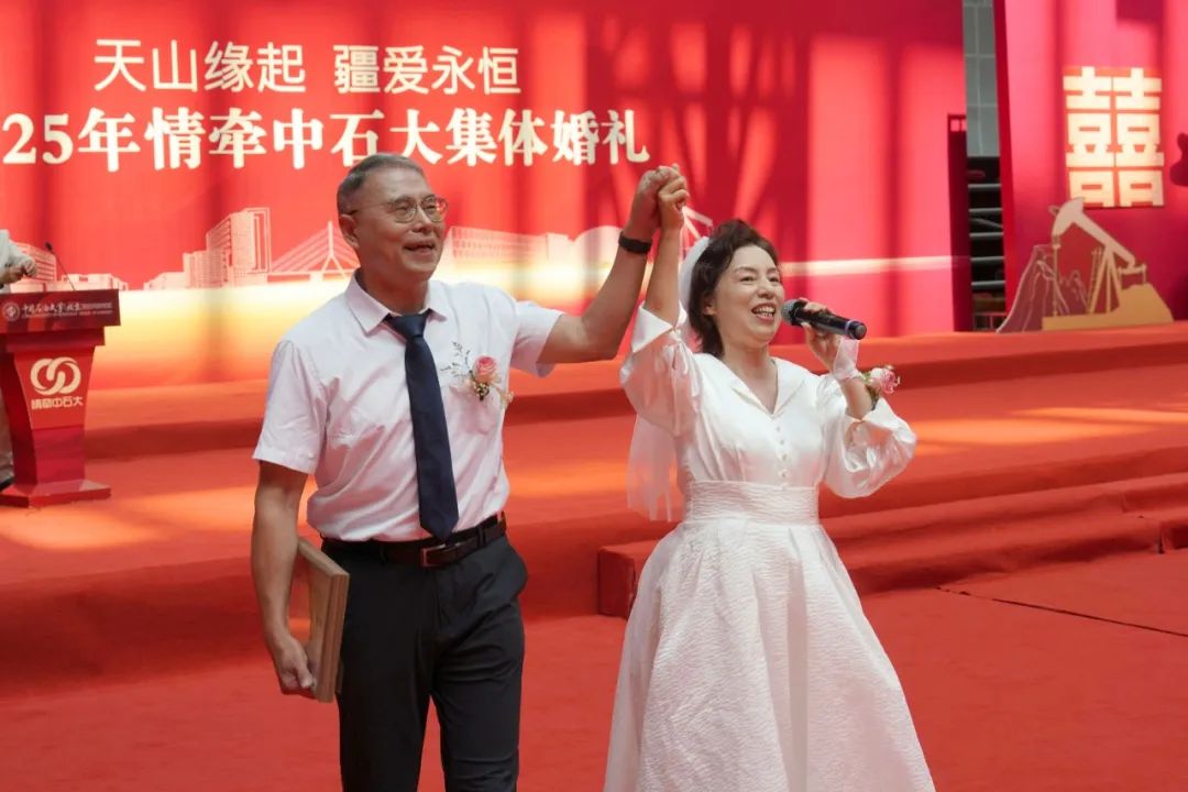 中国石油大学(北京)克拉玛依校区为选择在西部就业的毕业生代表举办集体婚礼 4.jpg