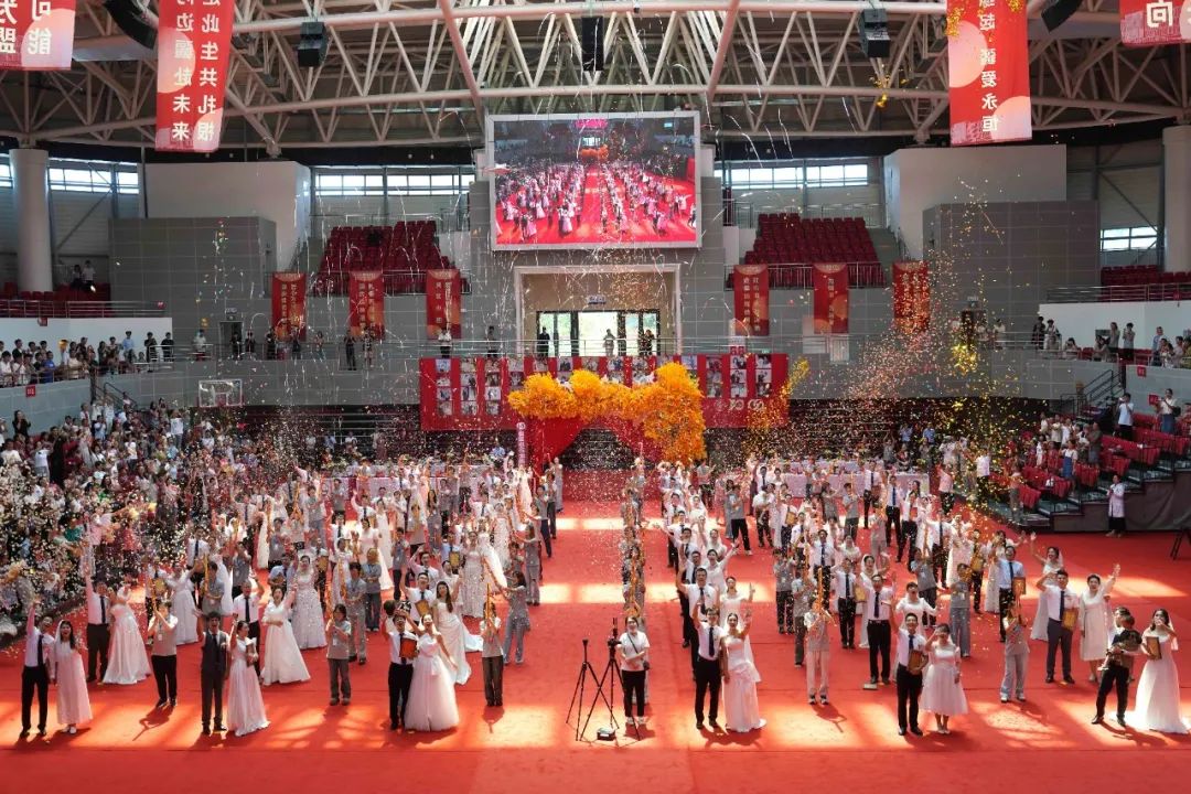 中国石油大学(北京)克拉玛依校区为选择在西部就业的毕业生代表举办集体婚礼 5.jpg