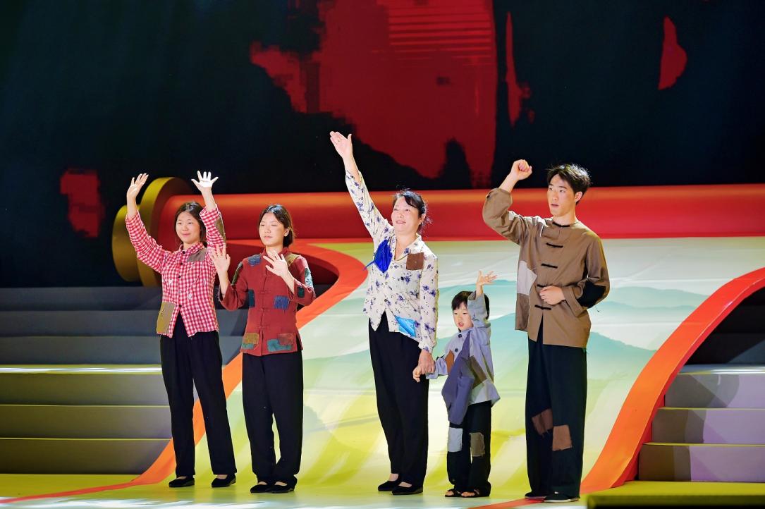 《外婆的手》创作手记：丝缕间的世纪芳华