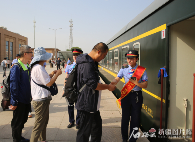 新疆首次开行经格库铁路进出疆旅客列车 新疆首次开行经格库铁路进出疆旅客列车