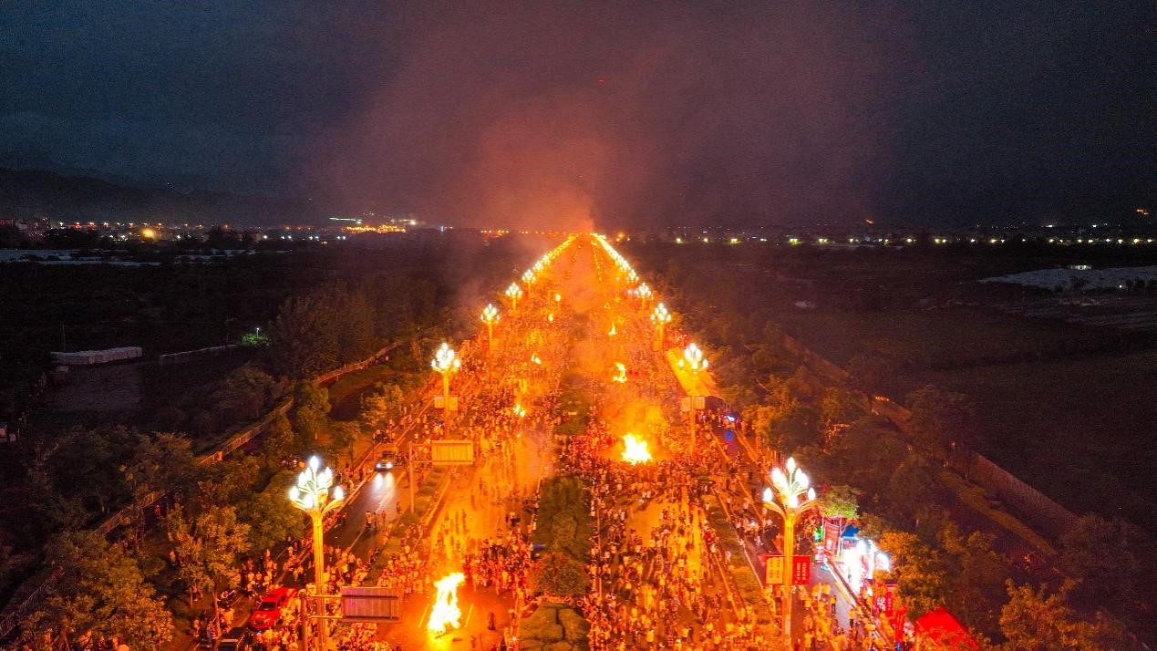 四川凉山火把同燃广邀八方游客 四川凉山火把同燃广邀八方游客